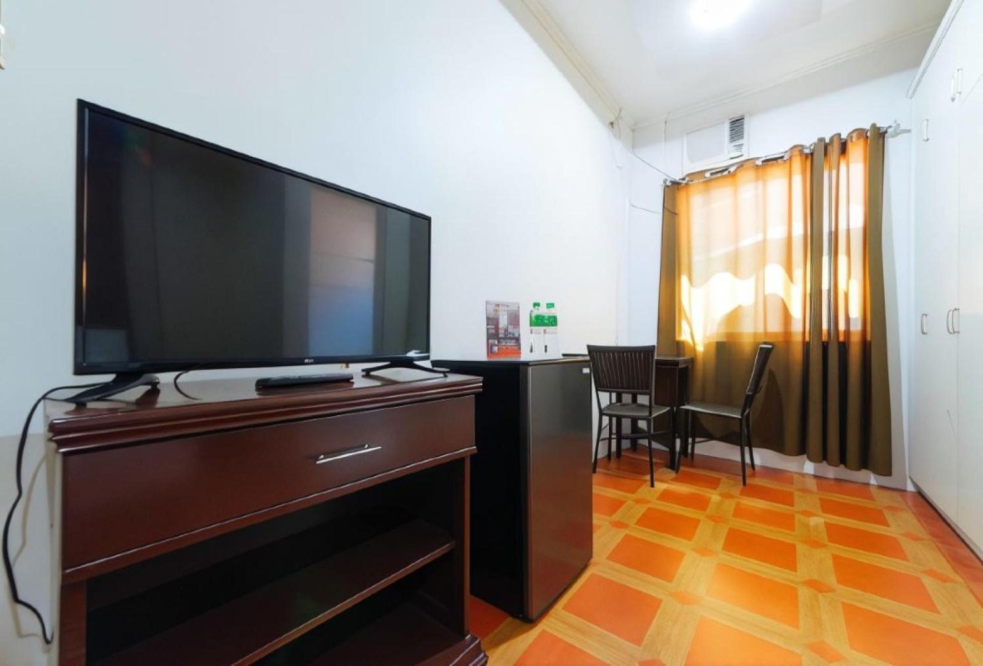 Reddoorz Near Walking Street Angeles City Esterno foto